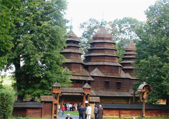 Image - Traditional three-domed Boiko church.